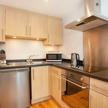 7 Gibson House - Chic City Centre Apartment With Parking-3